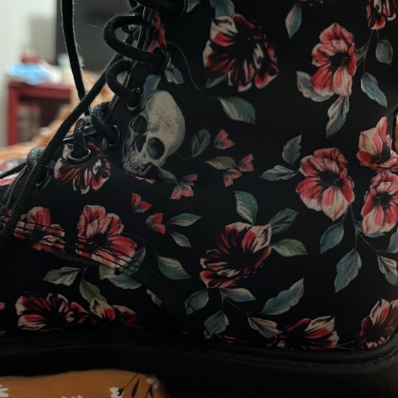 HOT TOPIC: Floral skull boots (6w US) - Picture 4 of 5